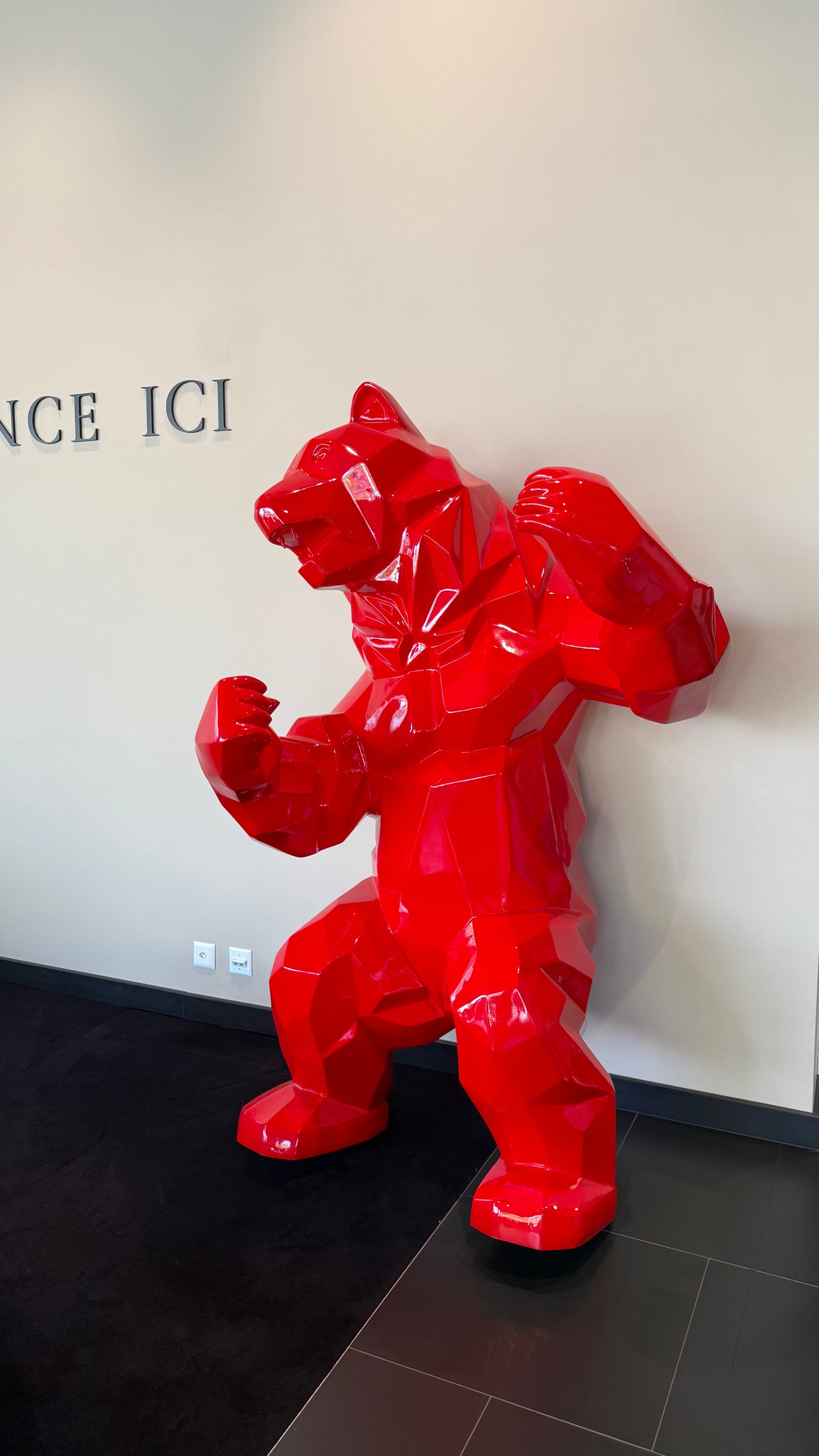"Bear in Mind" – L’Ours Rouge Géométrique