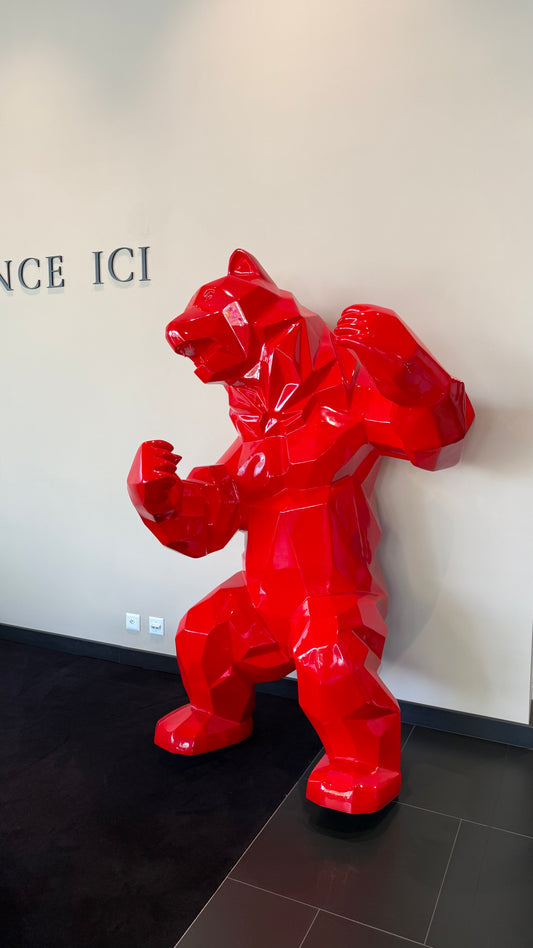 "Bear in Mind" – L’Ours Rouge Géométrique